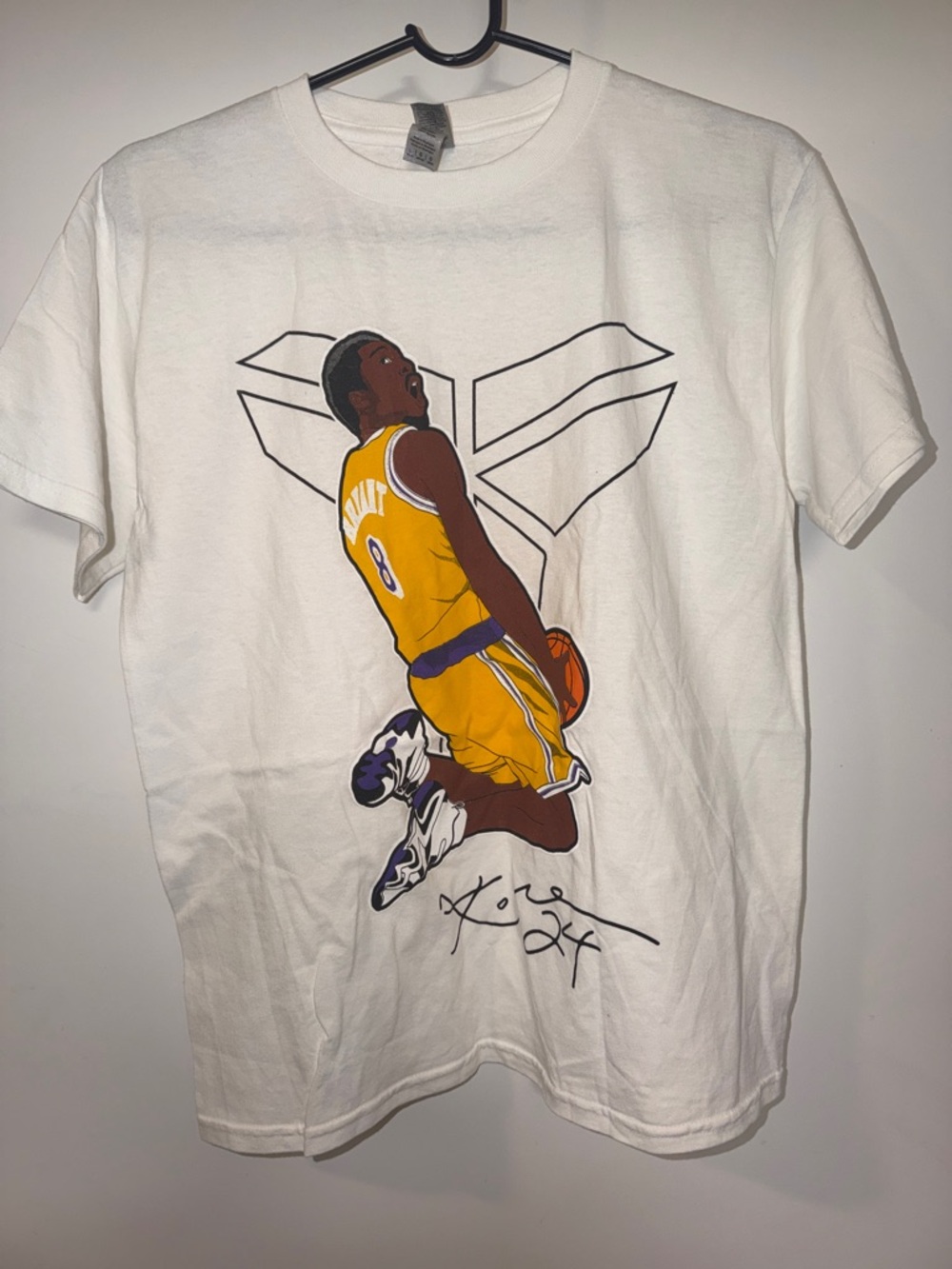 🏀🐍🏀 Youth Kobe Bryant Graphic White Tee - Size L